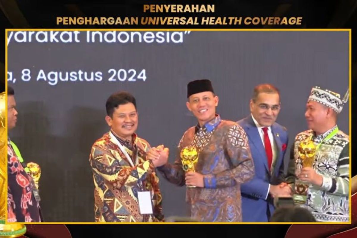 Bupati Sabar AS Raih Penghargaan UHC Tahun 2024