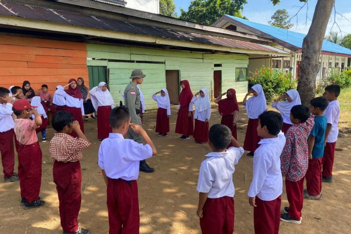 Polda Sulteng berikan pelatihan baris berbaris kepada siswa sambut HUT RI