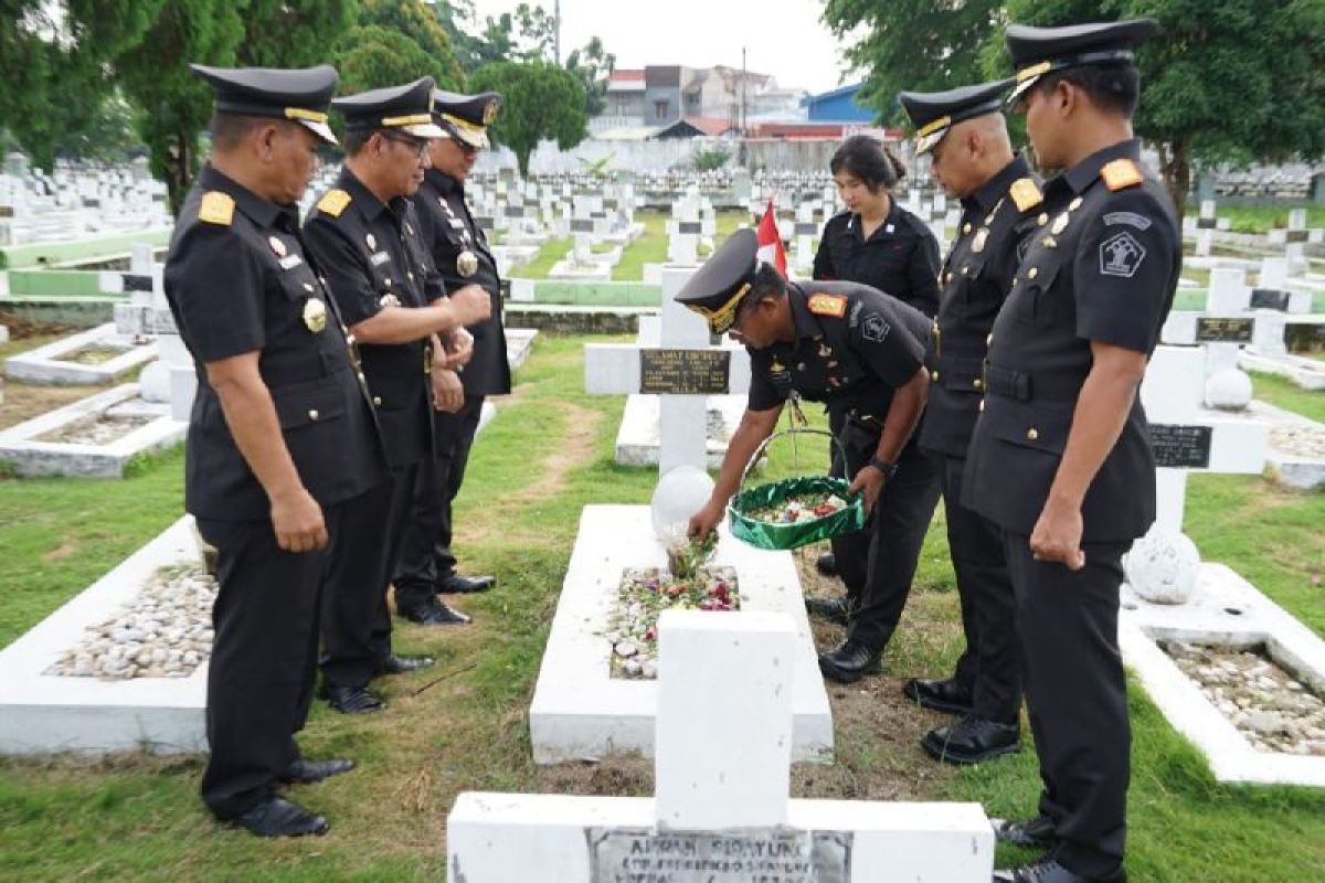 Kanwil Kemenkumham Sumut tabur bunga ke makam pahlawan, ini pesannya