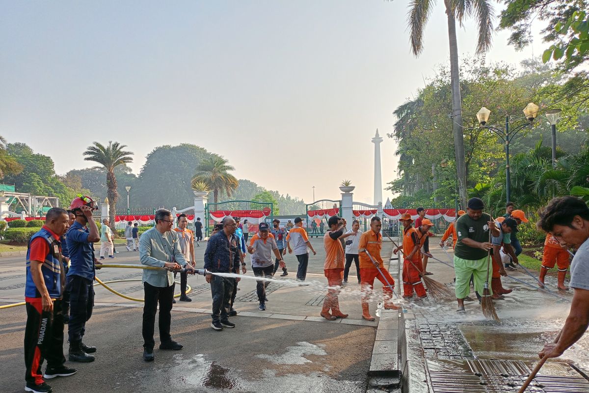 500 personel gabungan bersihkan kawasan Monas