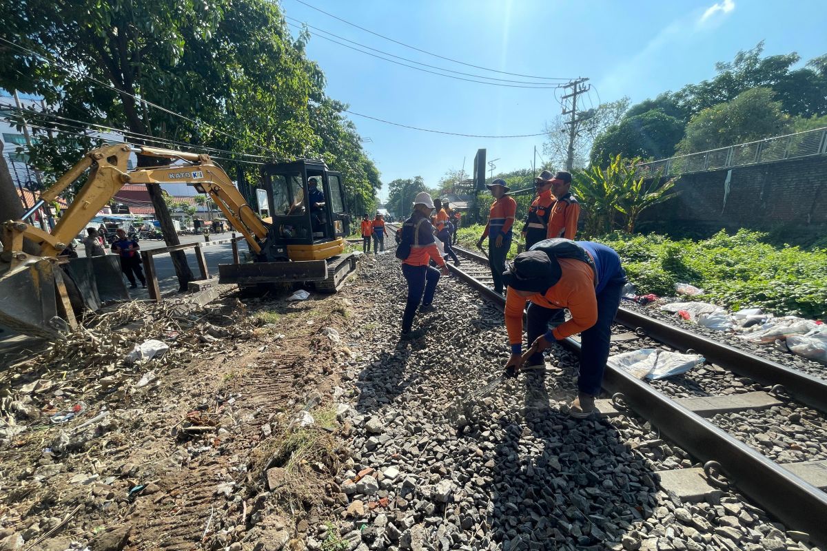 Daop 8 sterilisasi jalur antisipasi gangguan perjalanan kereta