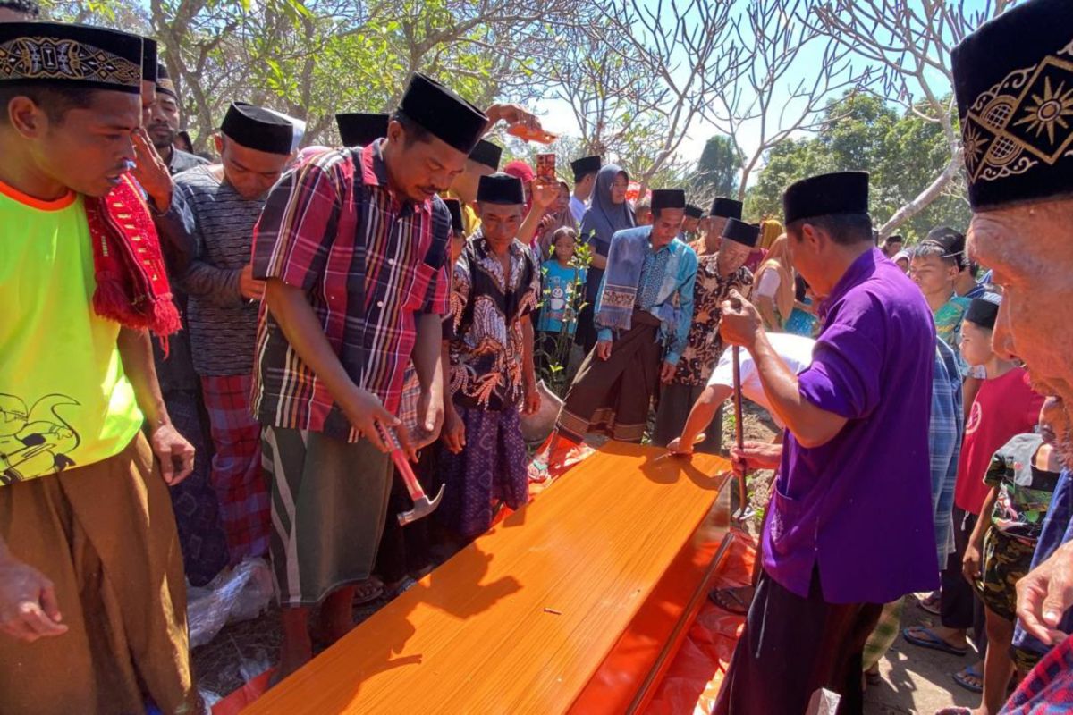 Body of Indonesian killed worker arrived, buried in Lombok