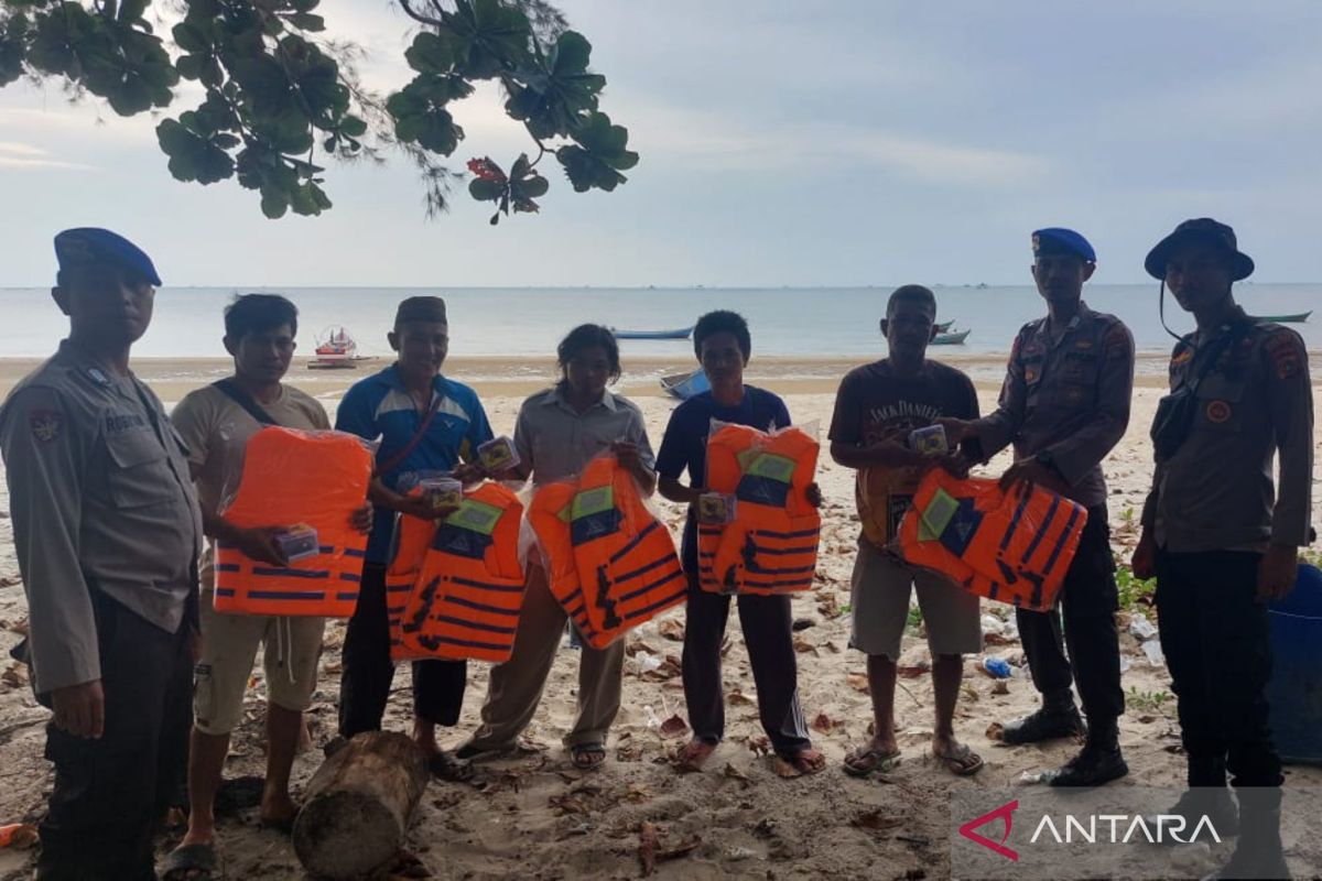 Kepolisian Bangka Barat sambang warga pesisir cegah kecelakaan kerja