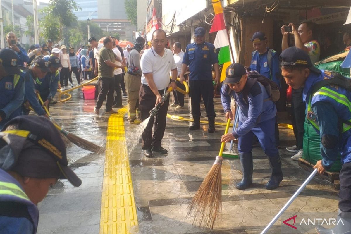 Pemkot Jakbar terjunkan 200 personel bersihkan kawasan Pasar Glodok