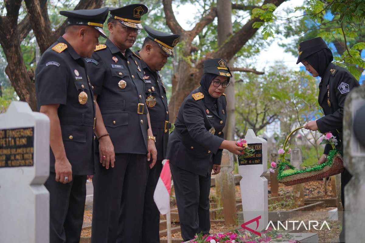 Pejabat Kemenkumham Sulsel tabur bunga peringati Hari Pengayoman 2024