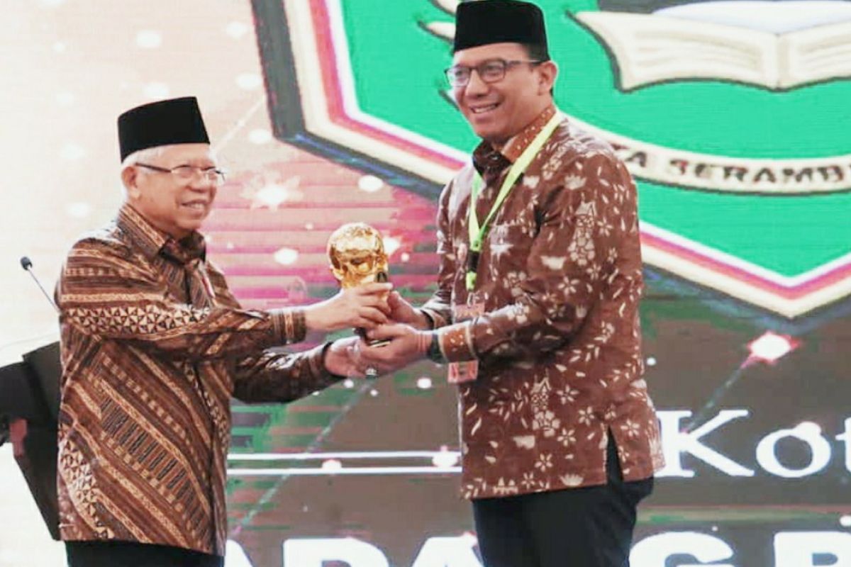 Advetorial-Pj. Wako Padang Panjang terima penghargaan UHC Award 2024 kategori Utama dari Wapres Ma'ruf Amin.