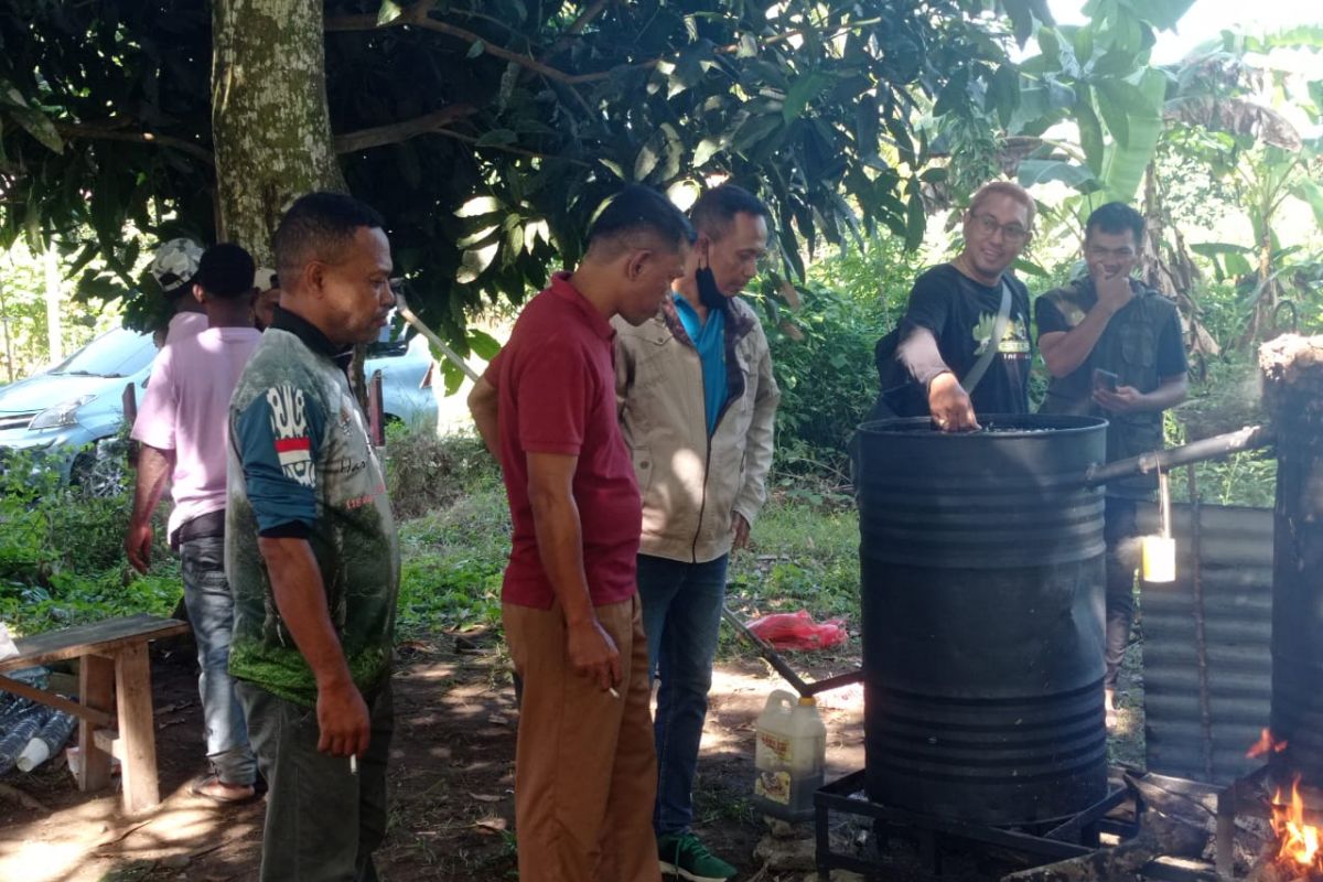 Kelompok perhutanan sosial di Manokwari dilatih buat cuka kayu dan briket arang