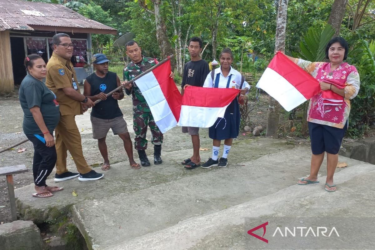 Kesbangpol Papua Barat bagikan ratusan bendera meriahkan HUT RI ke-79