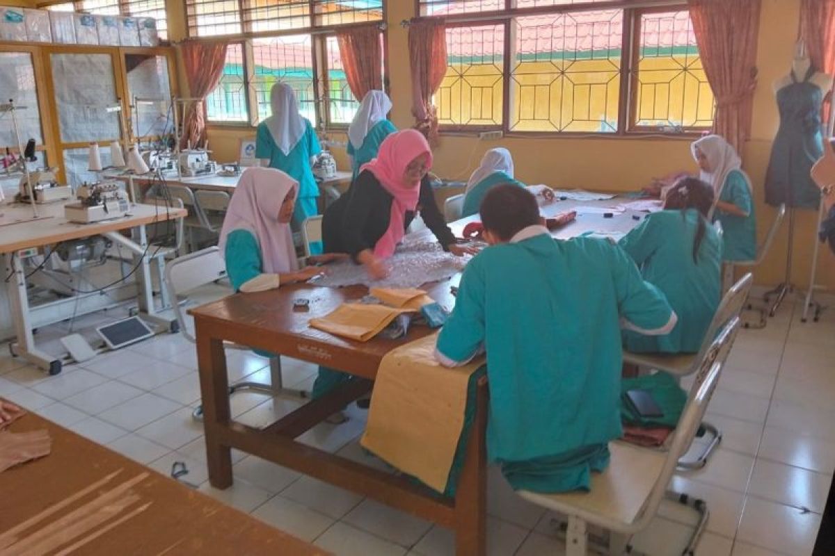 Universitas Bengkulu bantu siswa SMK 5 digitalisasi pemasaran kebaya khas Bengkulu