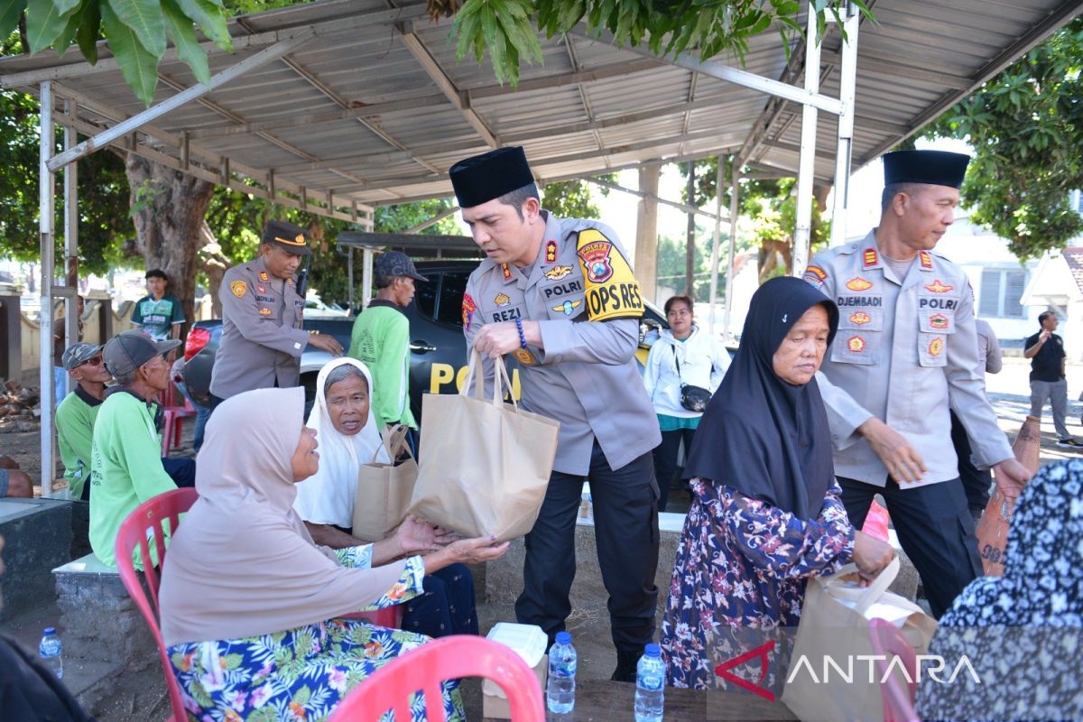 Polres Situbondo salurkan bansos untuk kaum dhuafa