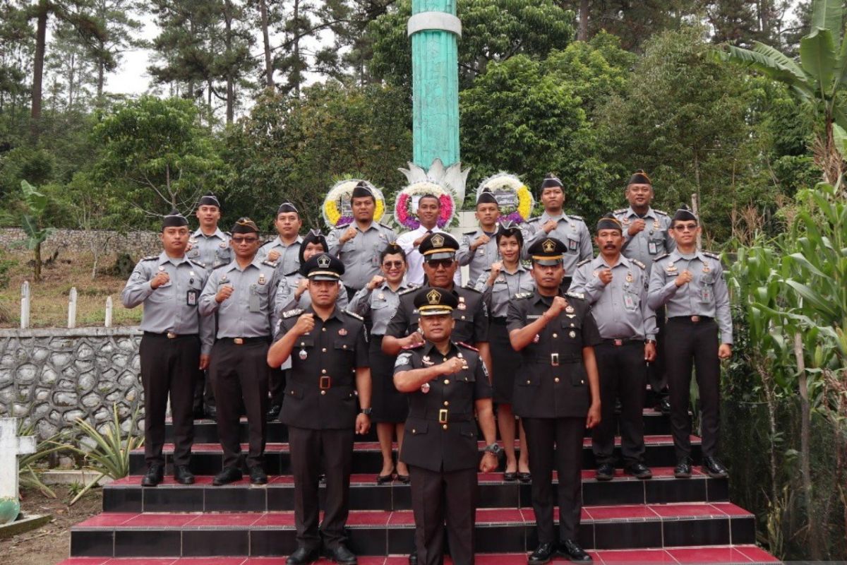 Pegawai Rutan Tarutung ziarahi pahlawan di TMP Tarutung