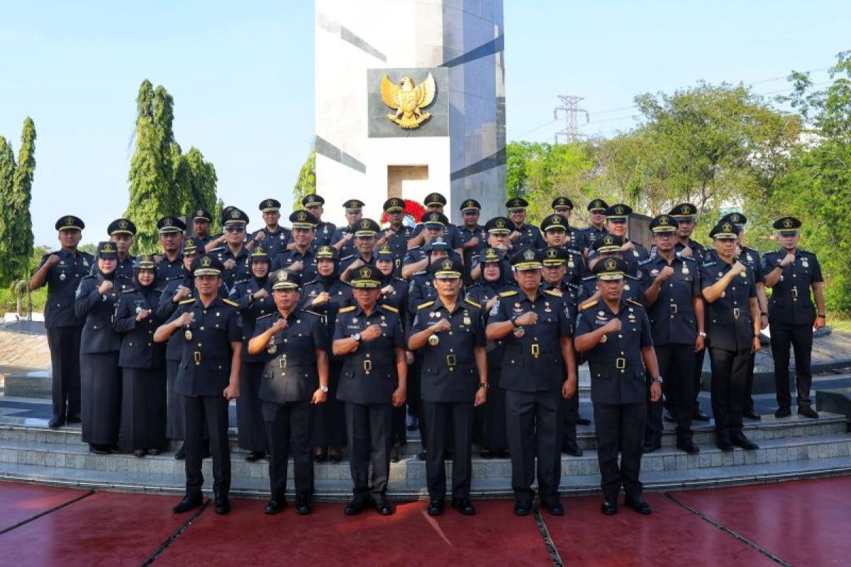 Peringati Hari Pengayoman ke-79, Kakanwil Kemenkumham Jatim pimpin upacara ziarah di TMP