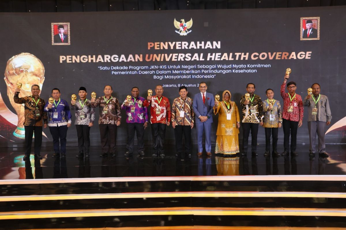 Kayong Utara terima penghargaan UHC dari Menko PMK