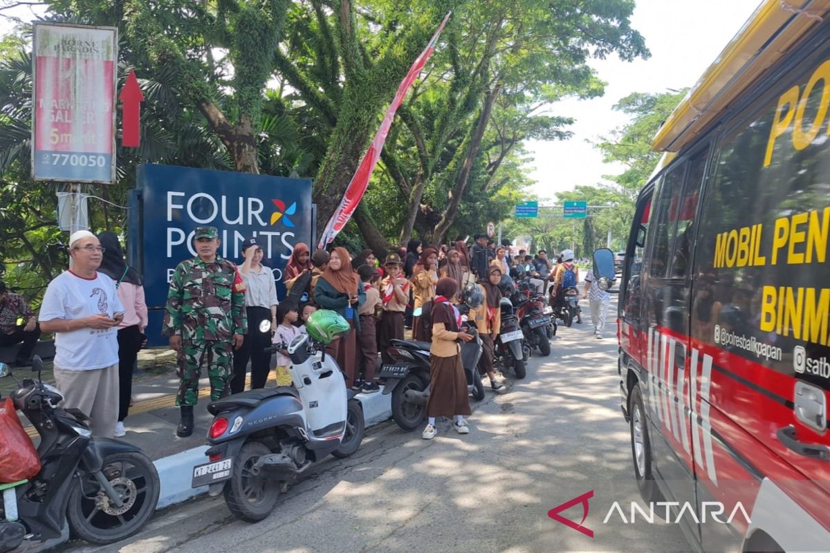 Ribuan pelajar Balikpapan sambut kirab duplikat Bendara Pusaka