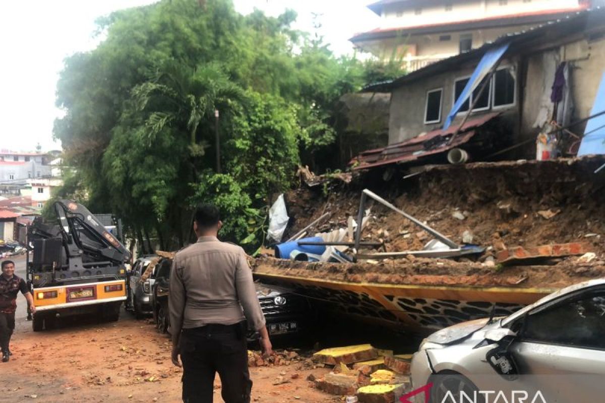 3 mobil rusak tertimpa tembok pembatas yang rubuh di Batam