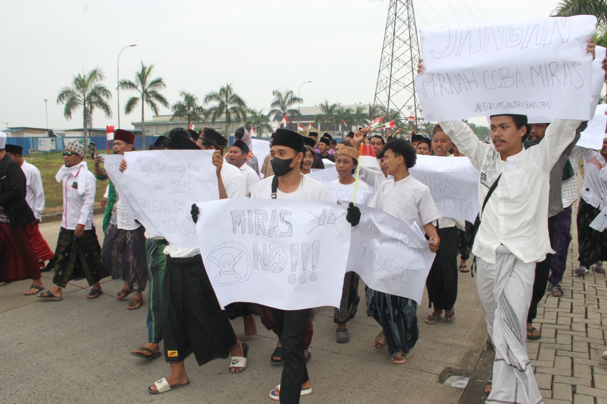 Ulama dan santri di Serang minta pabrik miras segera ditutup