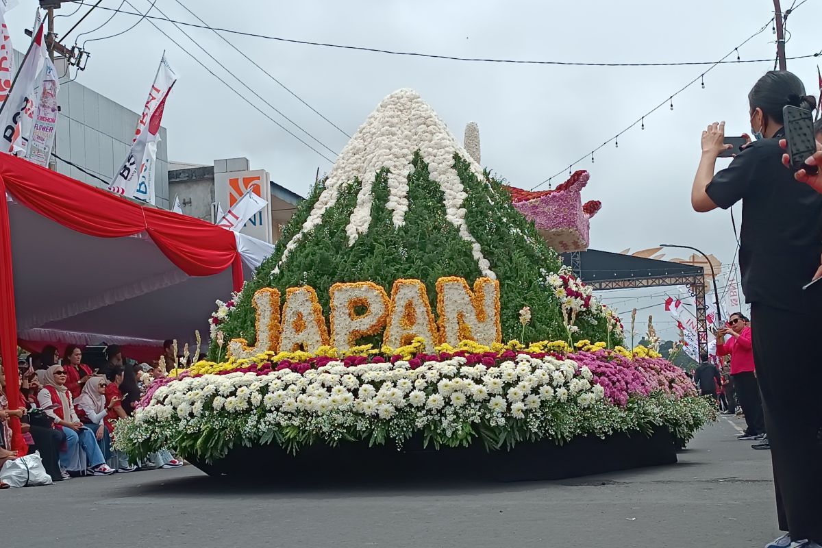 Tiga negara ikut parade kendaraan hias festival bunga internasional