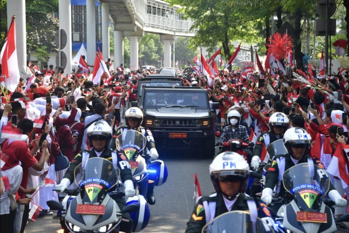 Enthusiastic Jakartans throng Heirloom Flag parade procession