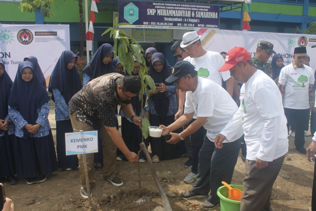 Kemenko PMK-Muhammadiyah tanam pohon dan beri makan sehat di Samarinda