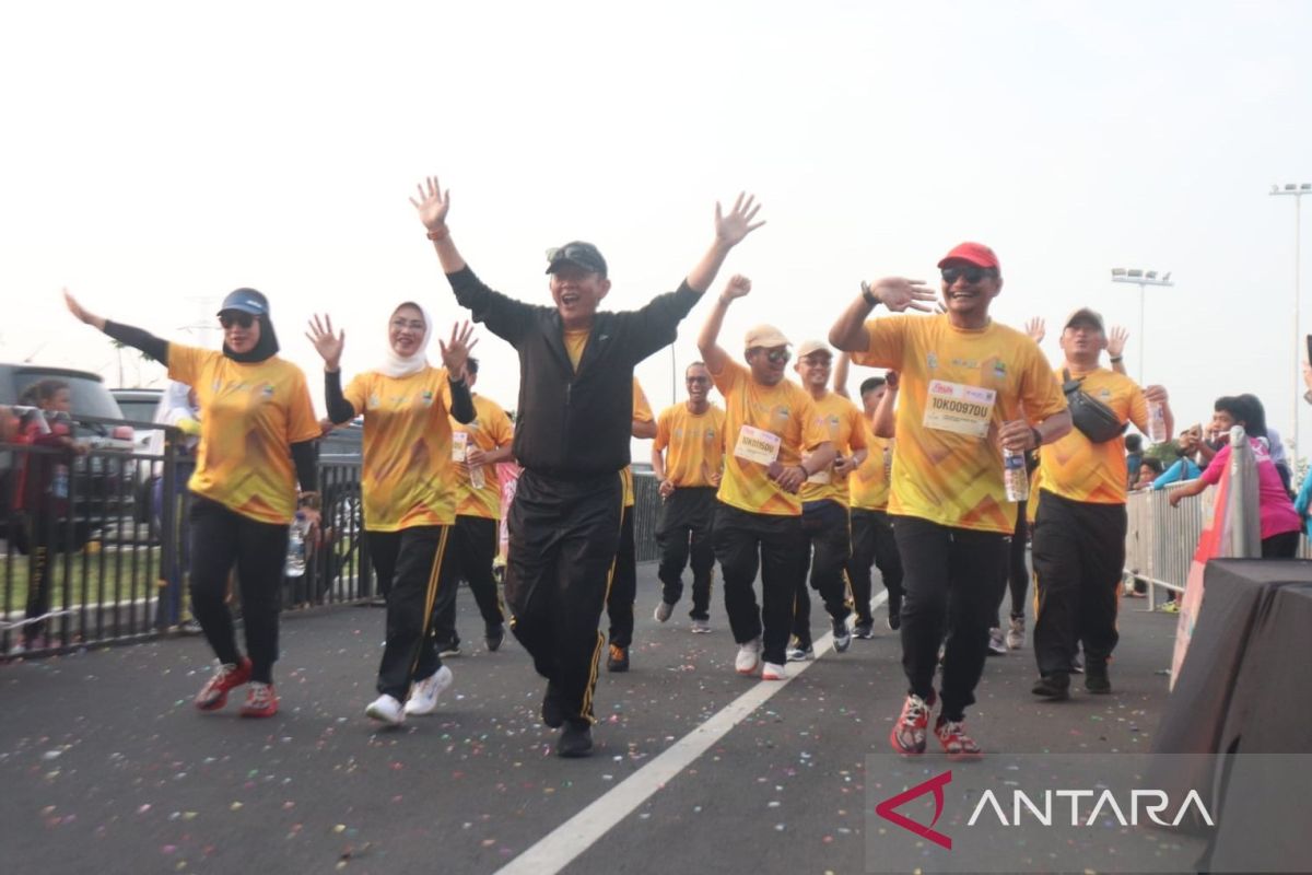 Ribuan warga meriahkan lomba maraton 'Bekasi Sunset Run' HUT RI dan Bekasi