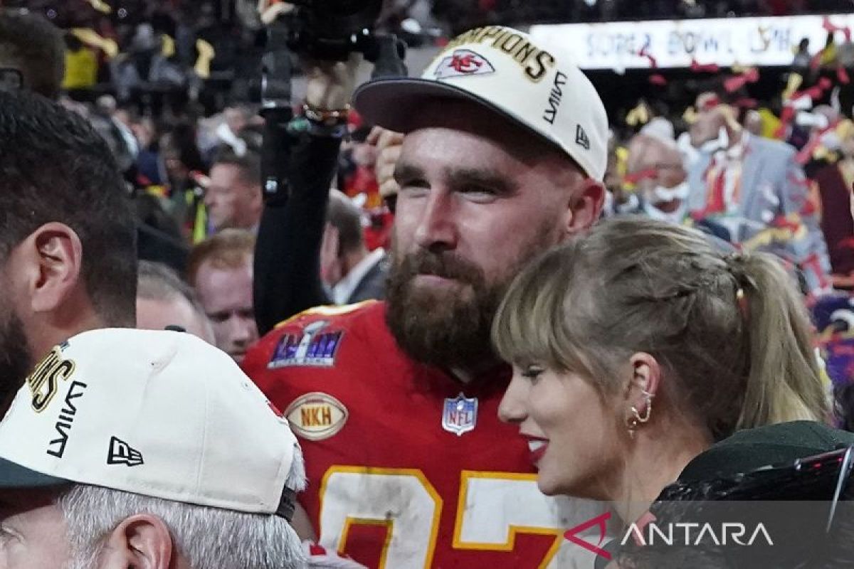 Travis Kelce kembali ke pertandingan ditemani Taylor Swift