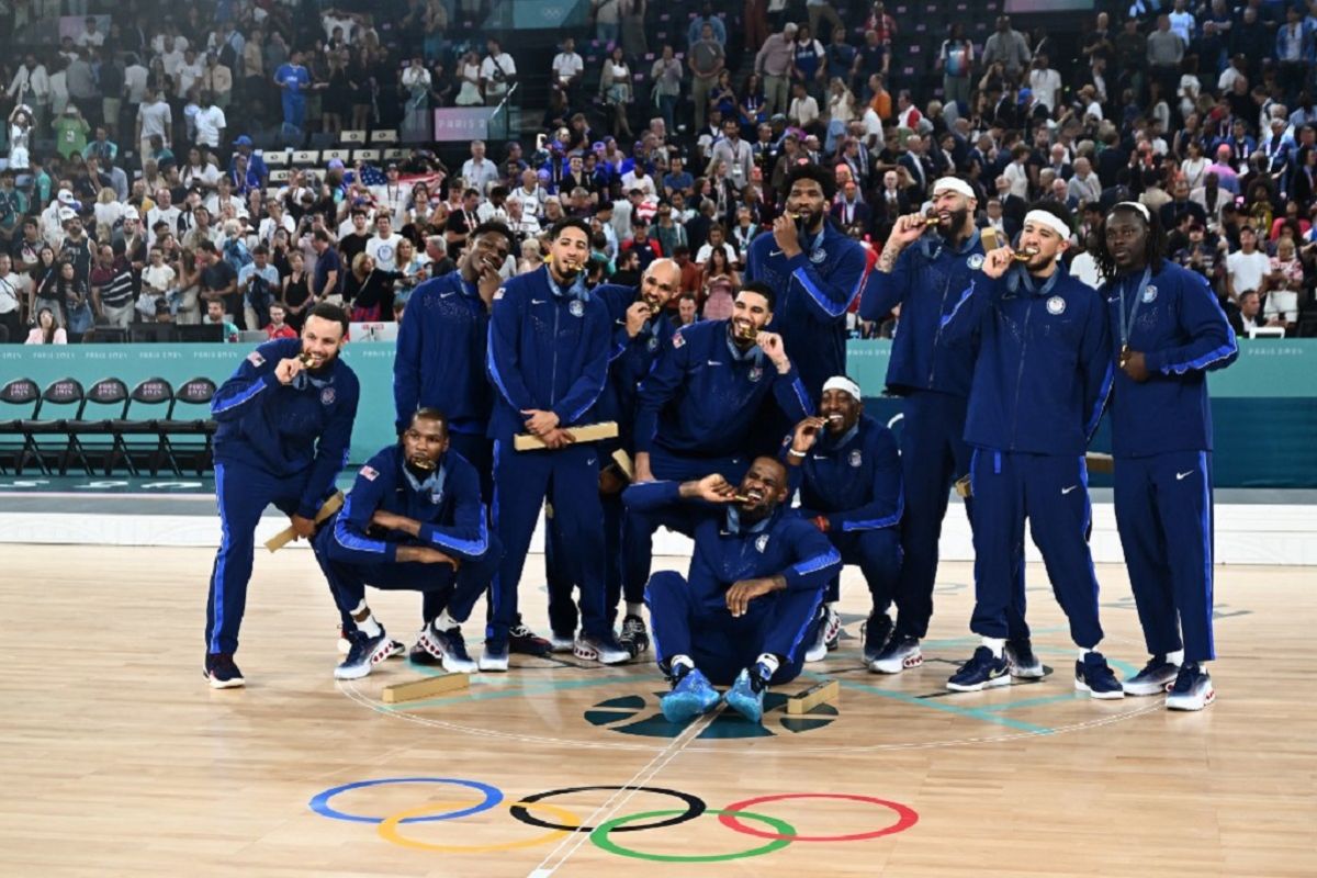 Tim bola basket AS raih medali emas Olimpiade Paris 2024 usai kalahkan Prancis 98-87