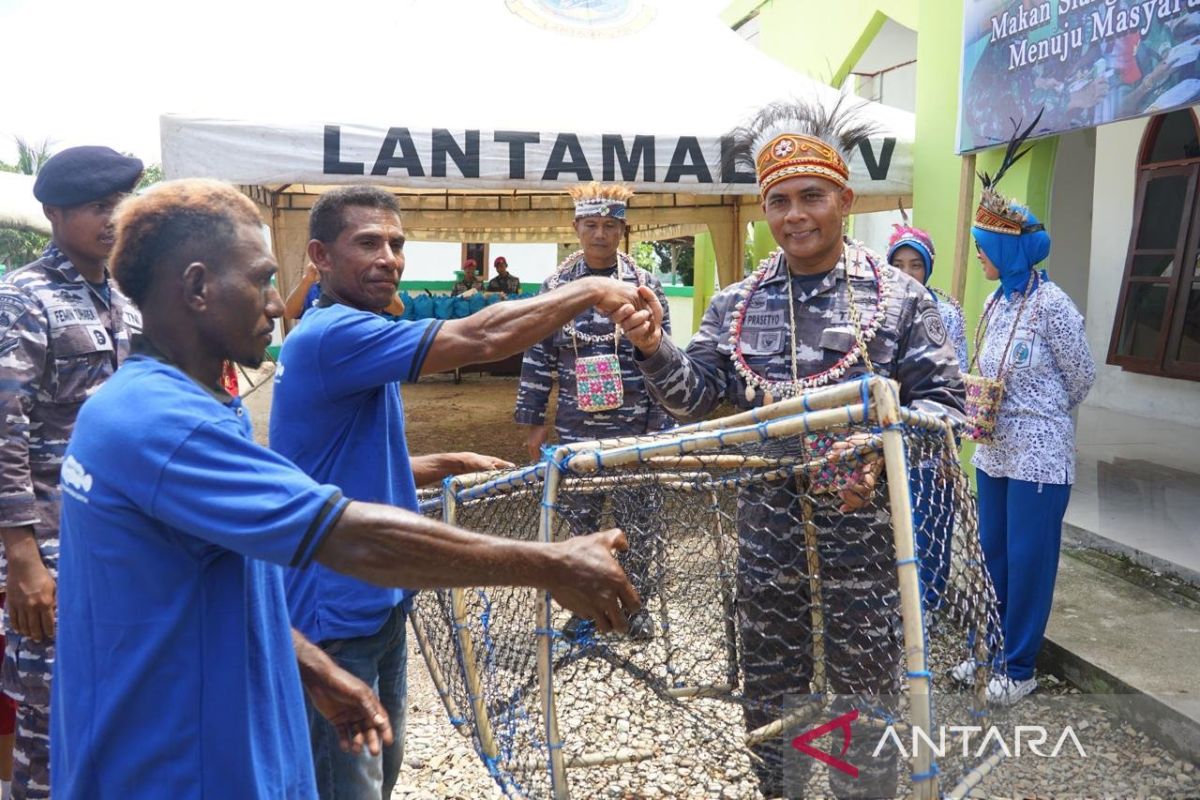 Lantamal Sorong tabur benih ikan kerapu di Pulau Bianci Raja Ampat