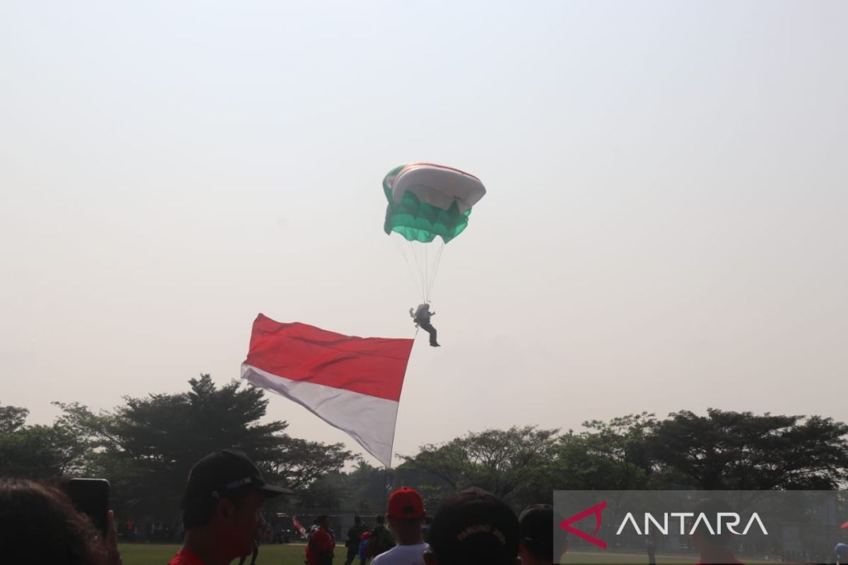 Pemkab Bogor suguhkan atraksi terjun payung pada peringatan HUT RI