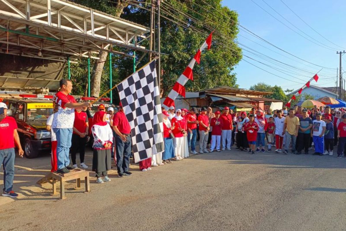 Wali Kota Aditya jalan sehat bersama masyarakat semarakkan HUT Kemerdekaan RI