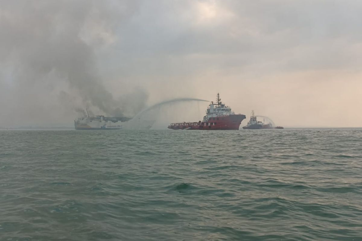 KM Kirana I terbakar di perairan Semarang