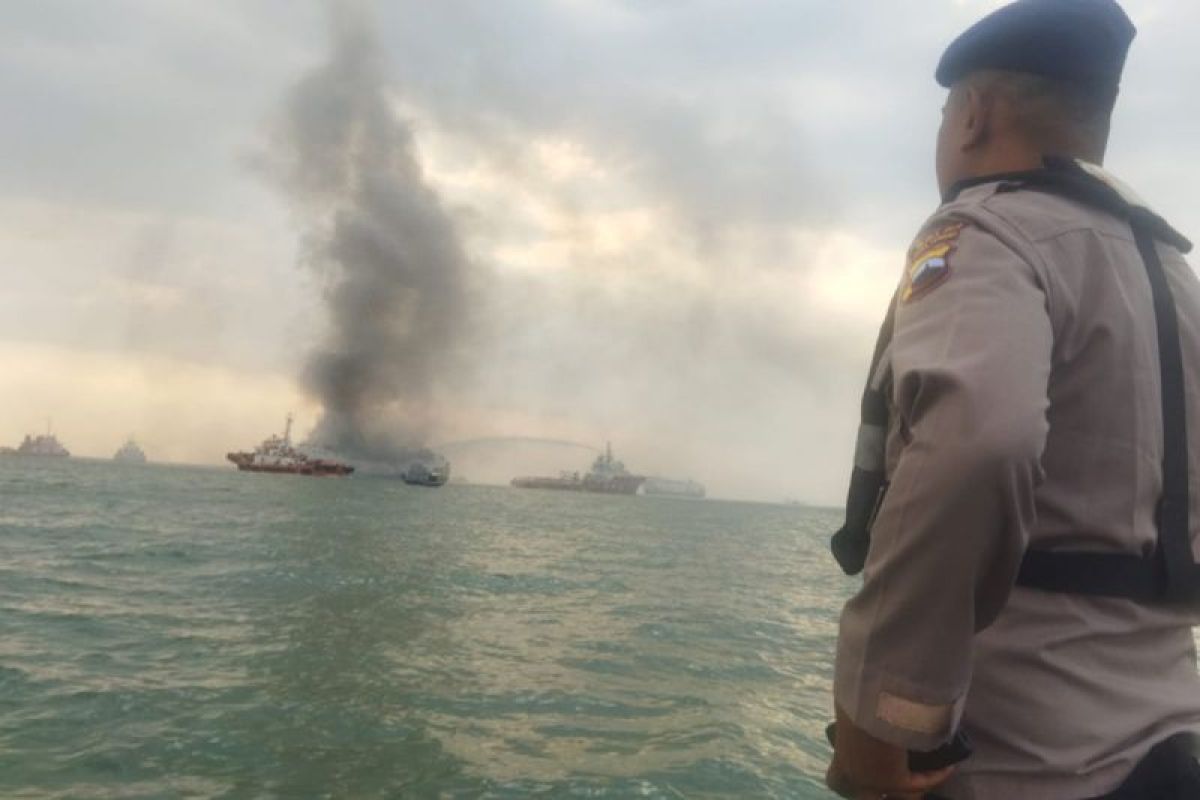 52 kru kapal KM Kirana 1 yang terbakar sukses dievakuasi