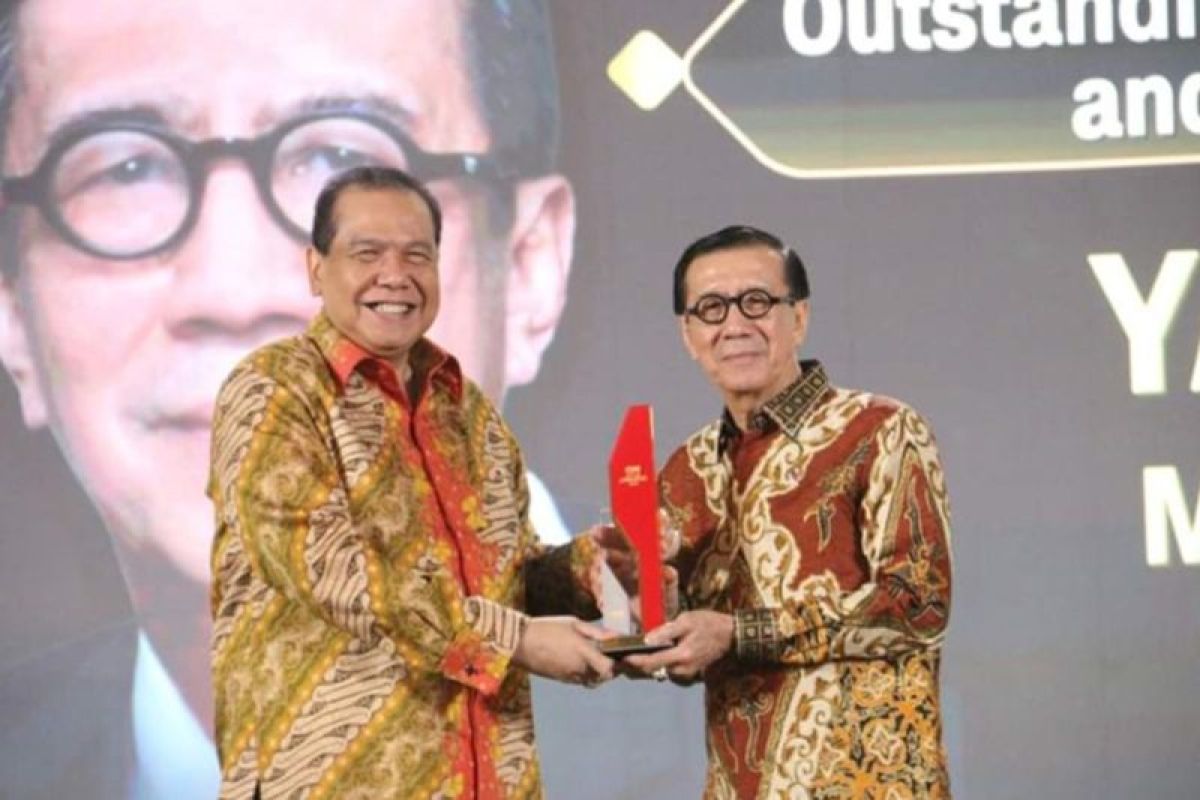 Menkumham Yasonna terima penghargaan CNN Indonesia Awards