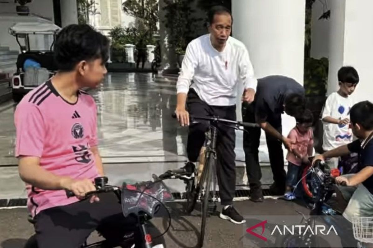 Jokowi nikmati Minggu pagi bersepeda dengan anak cucu di taman istana