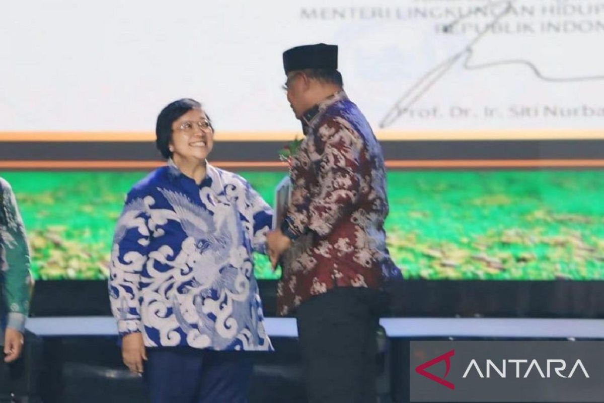 Pj Gubernur Babel terima Penghargaan PBLHS Menteri LHK