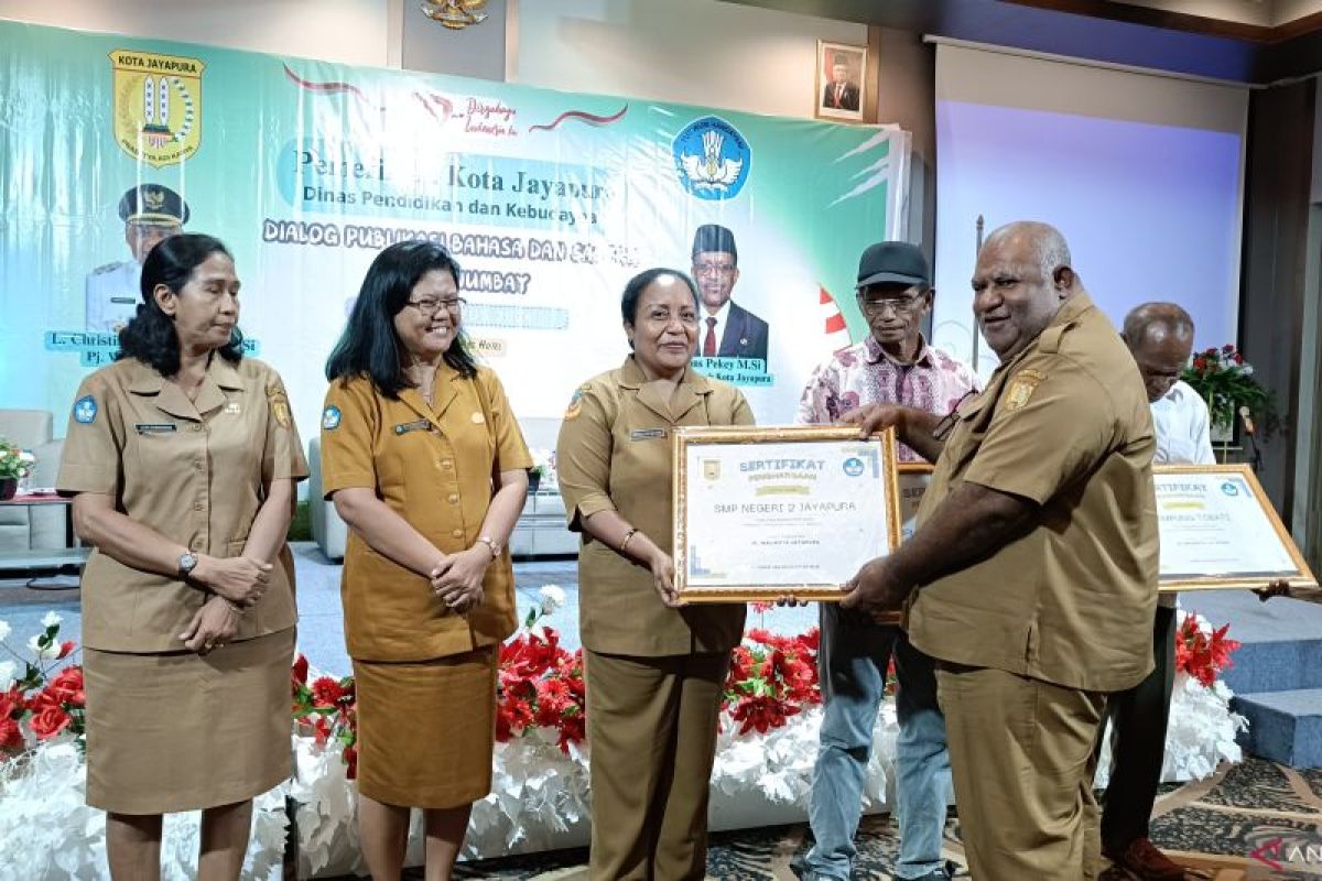 Pemkot beri penghargaan SMPN 2 Jayapura aktif gunakan bahasa ibu