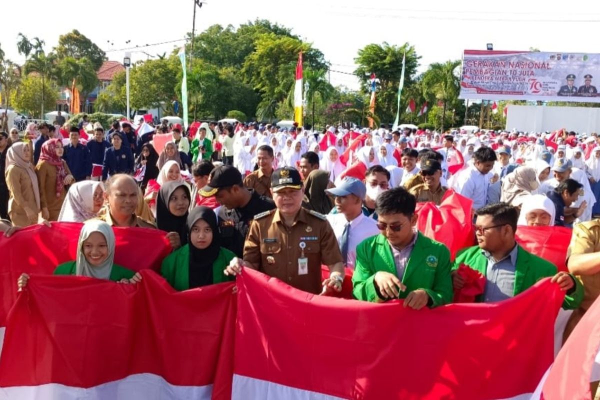 Bupati Paser bagikan 3.200 bendera merah putih semarakan HUT ke-79 RI