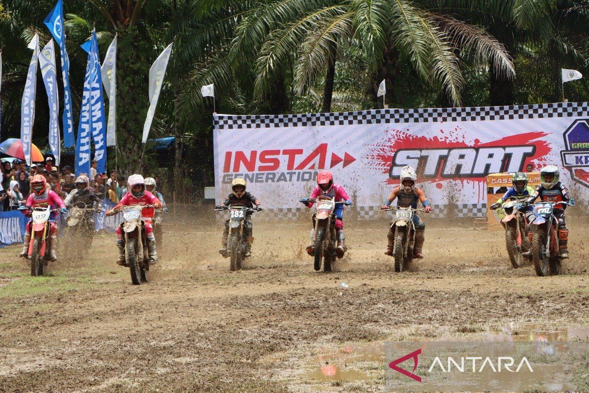 137 crosser ramaikan Kejurprov Grasstrack HUT RI di Aceh Barat