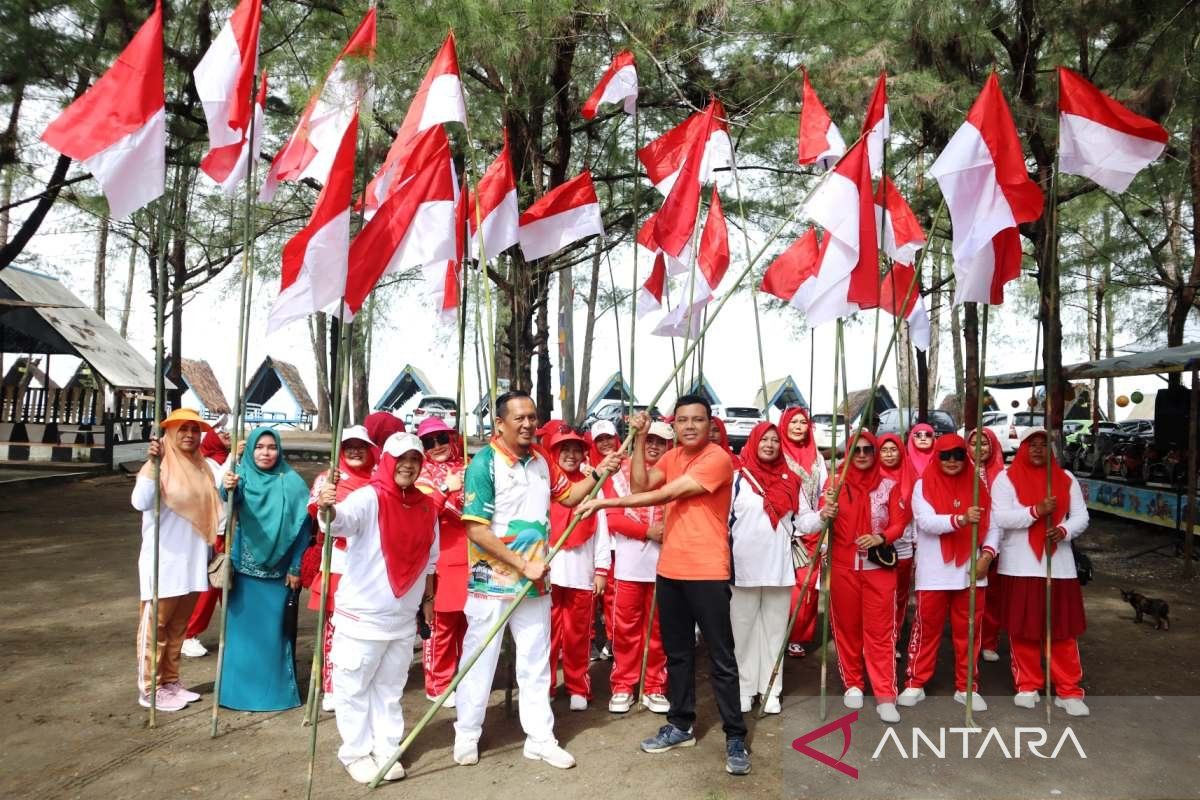 Pemkab Nagan Raya kibarkan bendera merah putih di pantai wisata