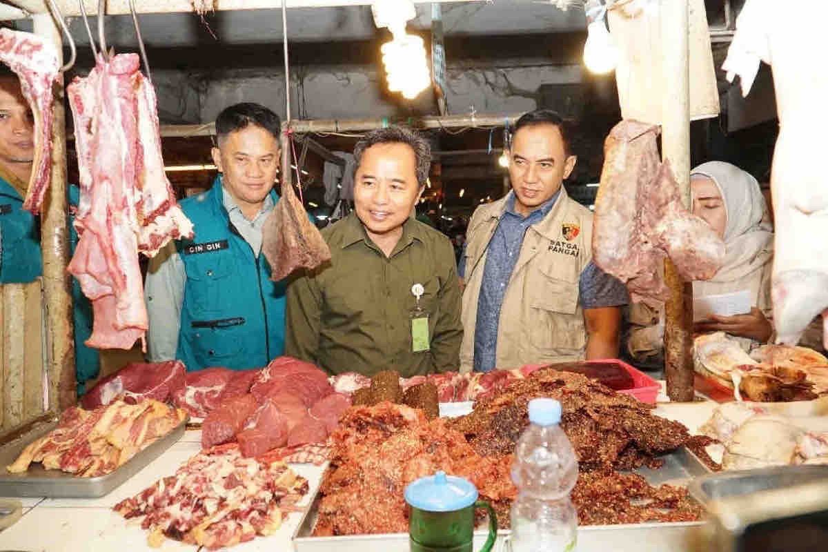 Senin ini, harga daging sapi Rp135.160 per kg dan bawang Rp26.560 per kg