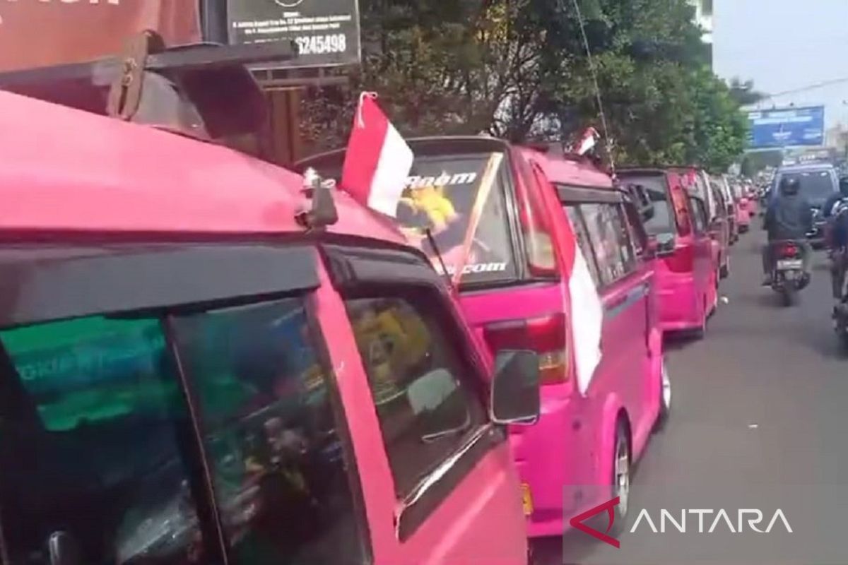 Sopir angkot Sukabumi menuntut adanya aturan batasi transportasi daring