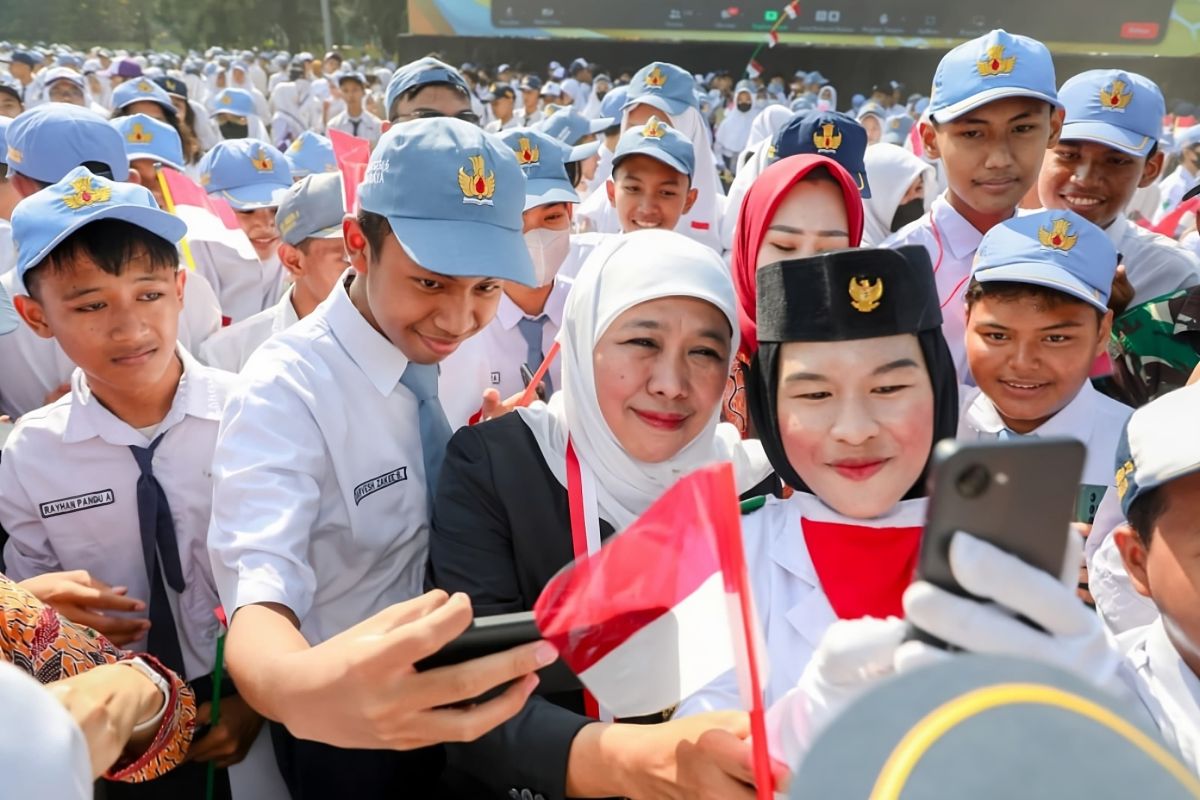 Khofifah ajak remaja tajamkan kemampuan bidang digital informasi