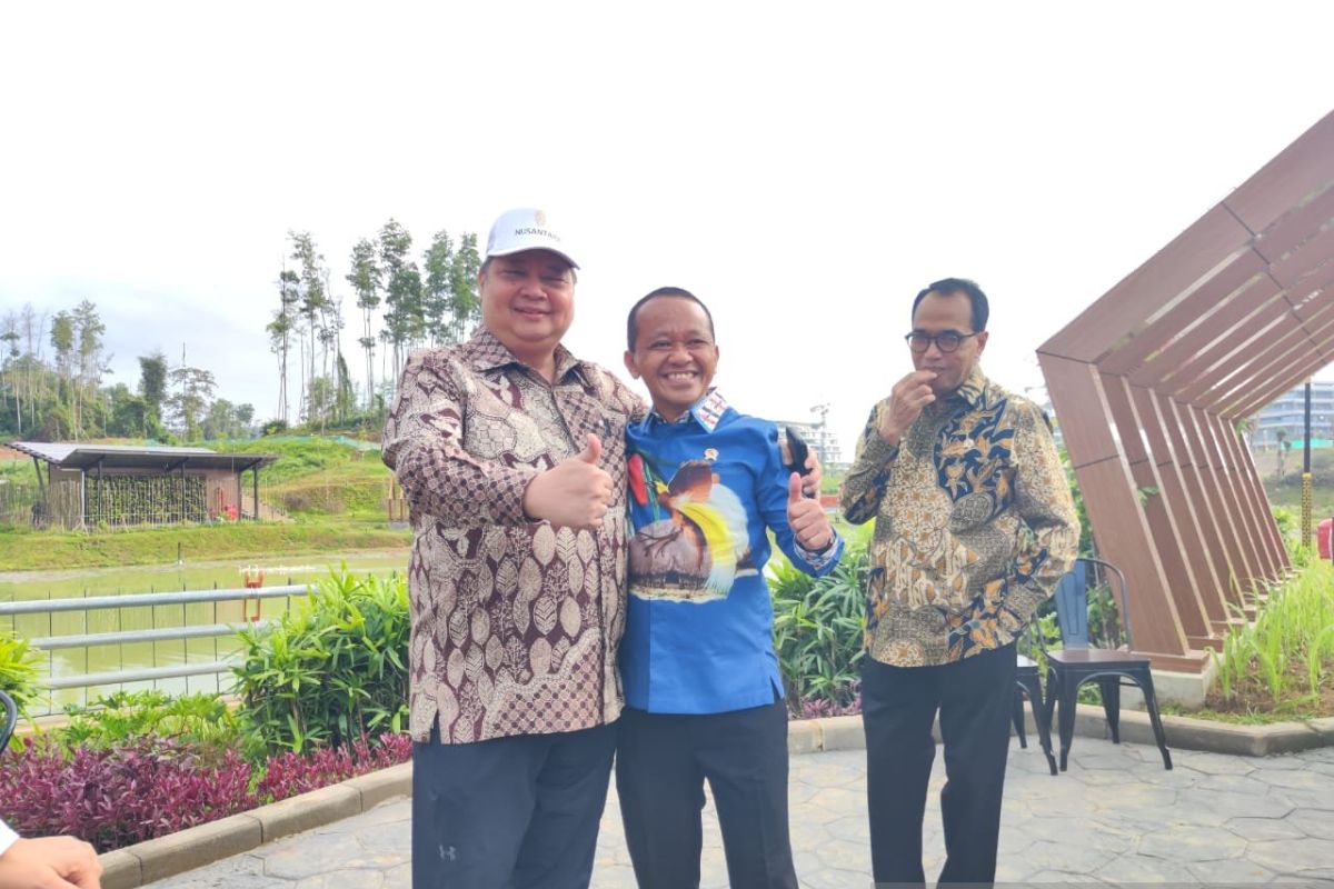 Airlangga dan Bahlil akrab di IKN, saling  rangkul hingga foto bersama