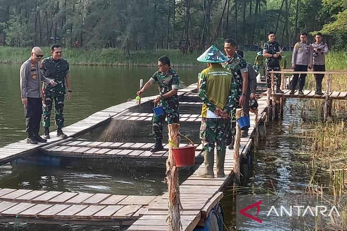 Pangdam II tebar 15.000 ikan di Hanpangan Kodim 0413 Bangka