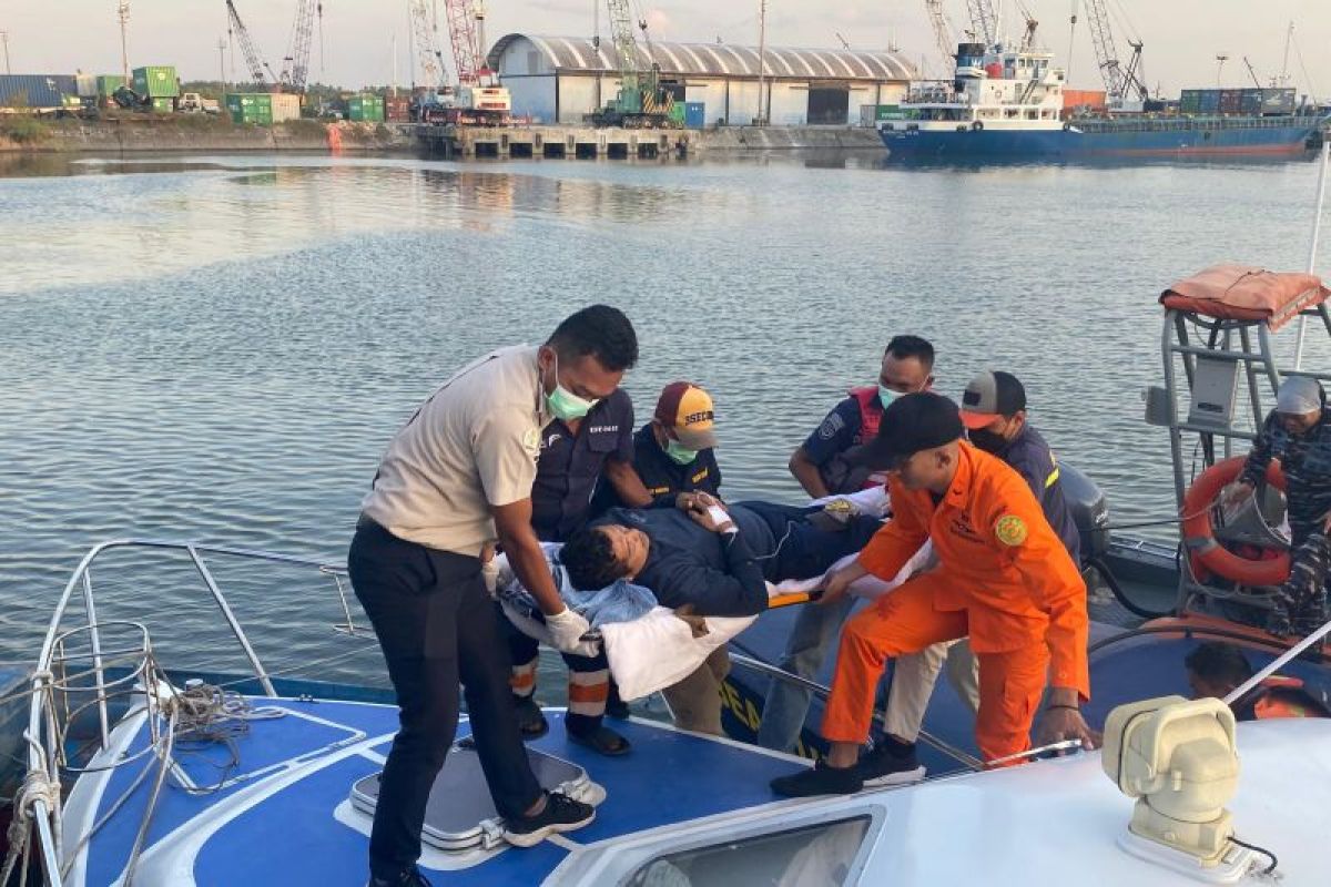 Tim SAR Gabungan evakuasi ABK kapal Ile De Re yang sakit di perairan Belitung Timur