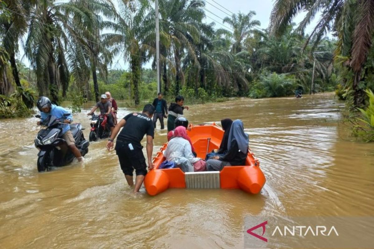 BNPB: Tim reaksi cepat bantu evakuasi ribuan korban banjir di Aceh