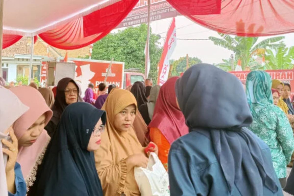 Pasar Murah Pemkab Lampung Selatan di Kecamatan Sidomulyo diserbu warga