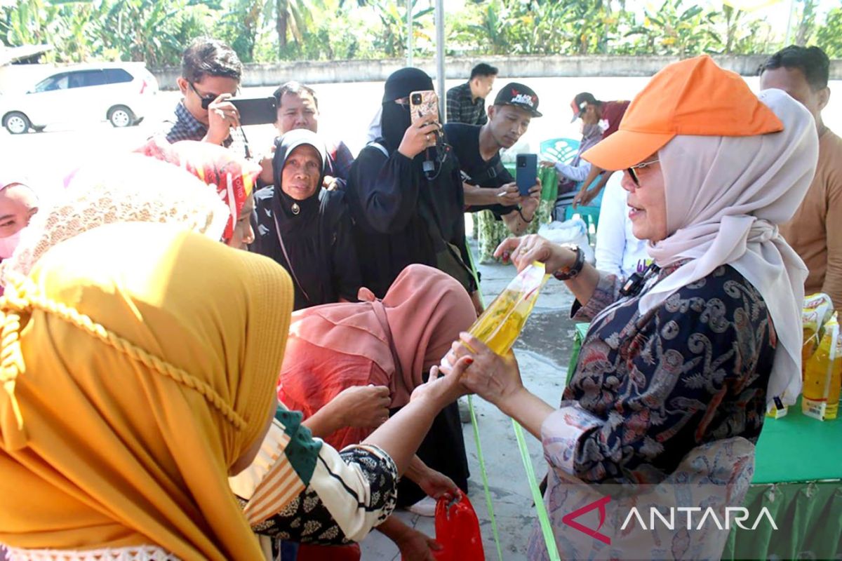 Pemkab Bone Bolango buka pasar murah sembako di Kabila