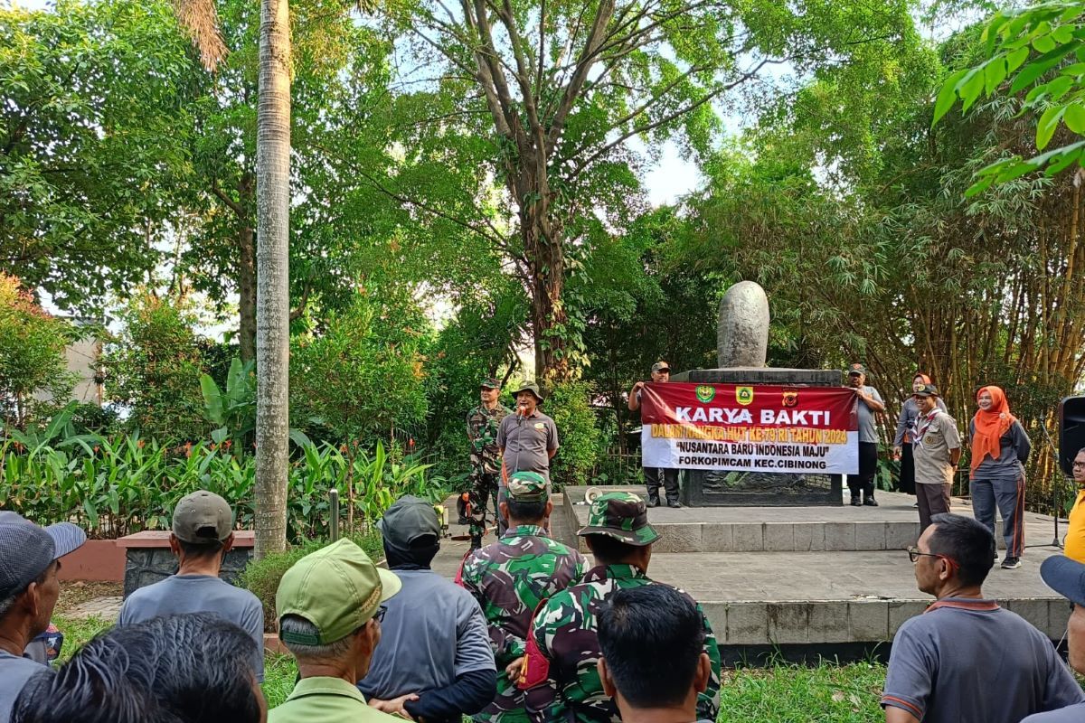 Forkopimcam dan Pramuka Kwaran Cibinong lakukan aksi bersih-bersih dalam rangka HUT RI