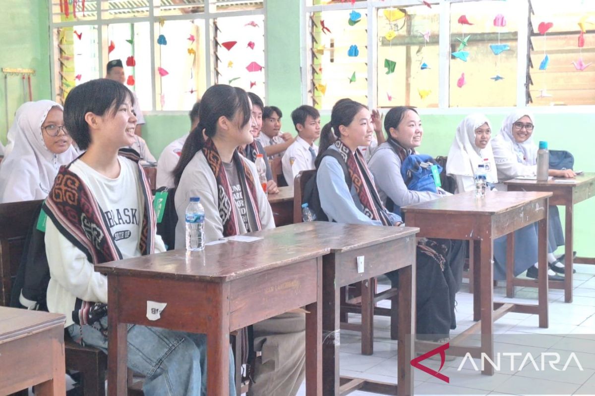 Lima pelajar asal Jepang belajar di MAN 1 Lamongan