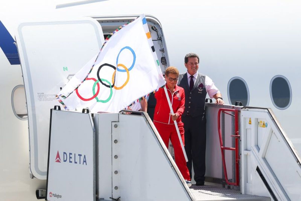 Bendera Olimpiade tiba di Los Angeles yang bersiap untuk  2028